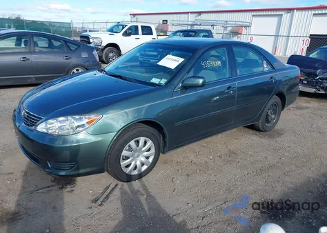2005 Toyota Camry Le z USA, uszkodzony, nr VIN 4T1BE32K65U066574